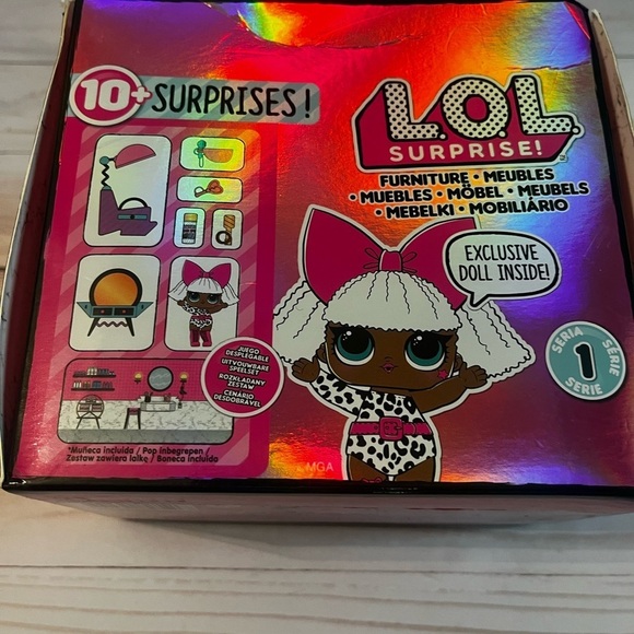 LOL Surprise Play Play-set Fold out Salon with 6 dolls included - Picture 3 of 6